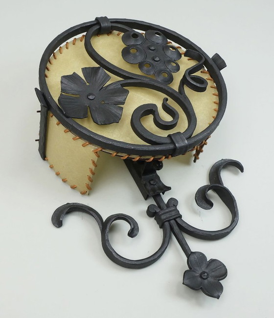 Image 1 of uitstekende 1970 vintage wandlamp smeedijzer en perkament koch & sons brutalistisch rustiek ontwerp