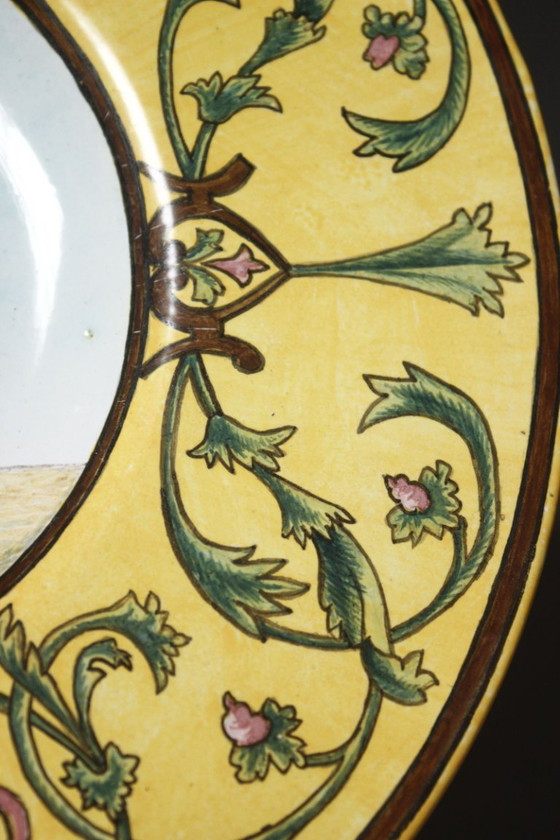 Vecchio piatto decorativo in maiolica con decoro bambino e corona d'alloro, firmato – Oggetti decorativi (photo 3 of 8)