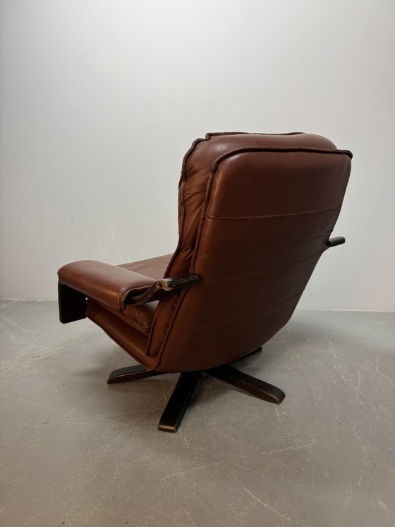 Image 1 of Sillón giratorio Leolux de cuero coñac con estructura de madera contrachapada, Países Bajos, década de 1970