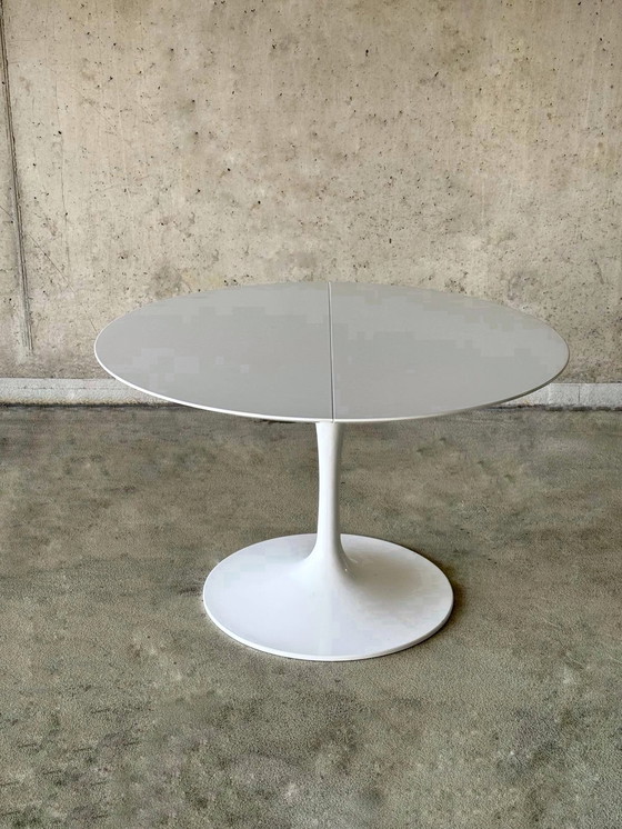 Image 1 of Uitschuifbare Tulip tafel, rond-ovaal van Eero Saarinen