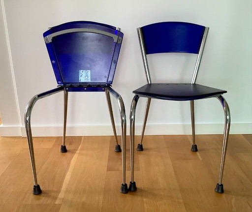 2 sillas apilables azules de diseño italiano Baleri Italia