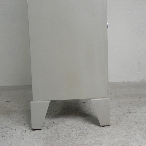 Image 1 of Armadietto medico in acciaio, Oostwoud, anni '60