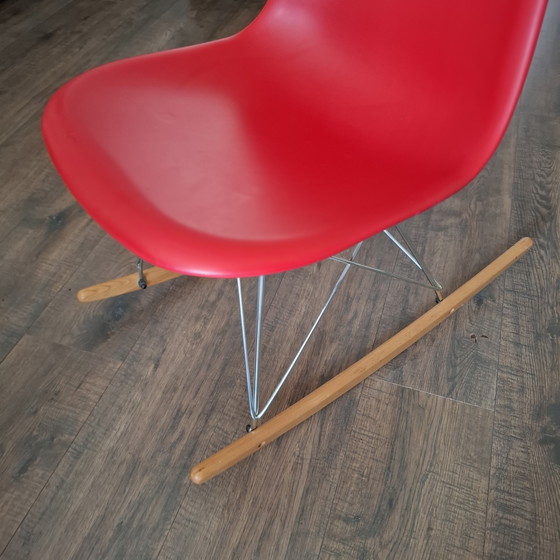 Image 1 of Le fauteuil à bascule Eames en plastique