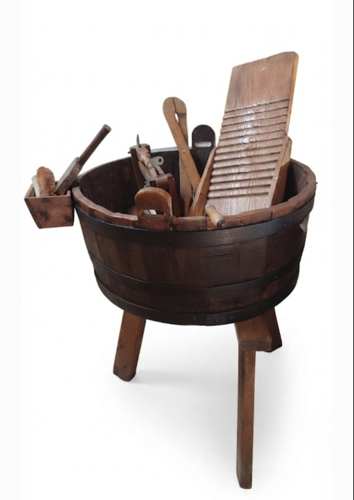 Bañera de madera antigua y juego completo de lavandería. – decoratieve objecten, Wood, Iron
