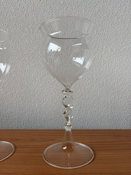 Jos Böhm: 2 Bijzondere wijnglazen hand geblazen collectors item.