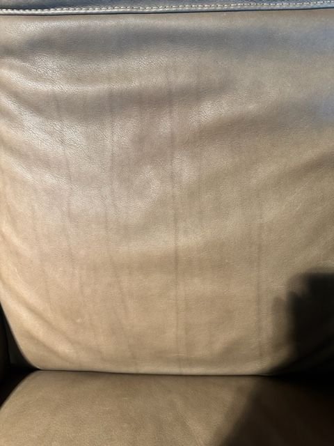 Eenvoudig olijfkleurig fauteuillabel (photo 3 of 4)
