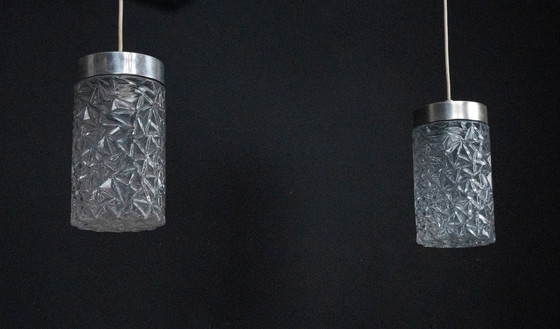 Image 1 of Een paar Italiaanse hanglampen van glas en gepolijst aluminium, jaren 70.