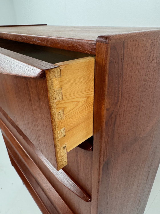 Image 1 of Commode danoise en teck – Élégance de la façade sculptée