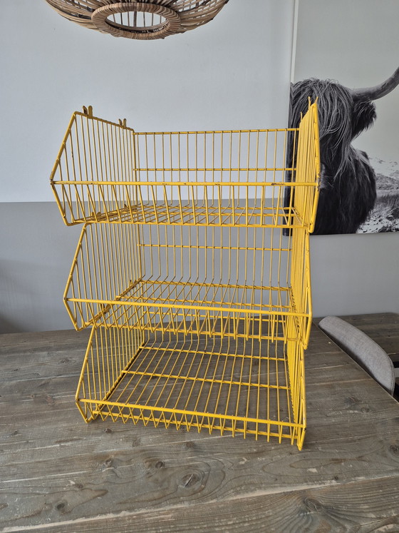 Image 1 of Vintage geel metalen stapelrek.