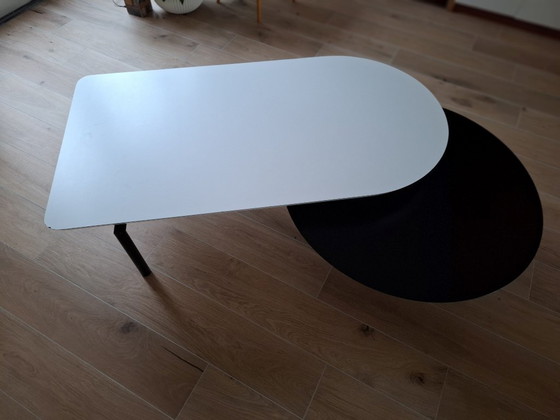 Image 1 of Table basse pivotante vintage - deux plateaux (blanc et noir)