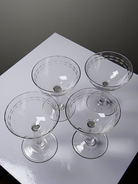 Image 1 of 4 grandes copas de champán de cristal grabado, estilo Art Déco, 1925-1940