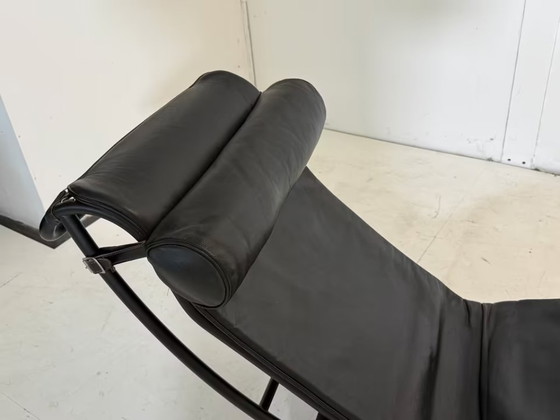 Image 1 of Chaise longue LC4 en cuir de Charlotte Perriand pour Cassina