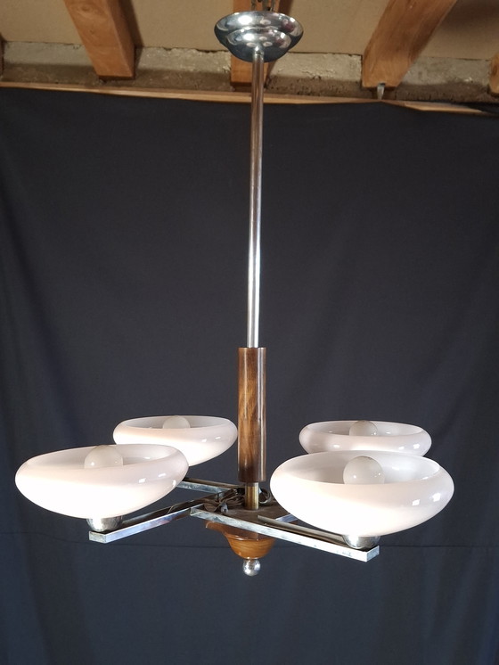 Image 1 of Impresionante lámpara de araña Art Déco de la década de 1950: cromo y cristal opalino rosa pálido.