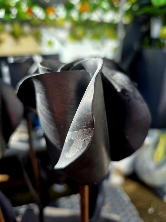 4 black lead roses – Sculpture, Iron, Stone (photo 6 of 9)