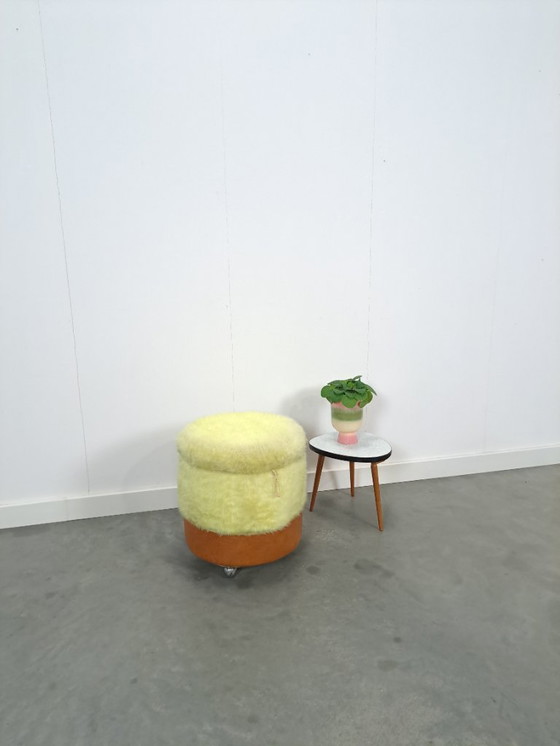 Image 1 of Pouf giallo soffice, sgabello contenitore, cesto della biancheria su ruote