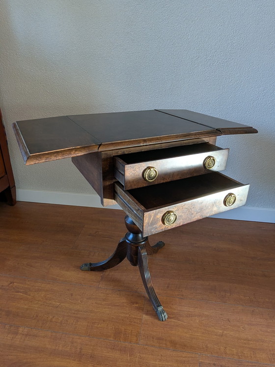 Image 1 of Table d'appoint ancienne de Pembroke avec pieds en laiton