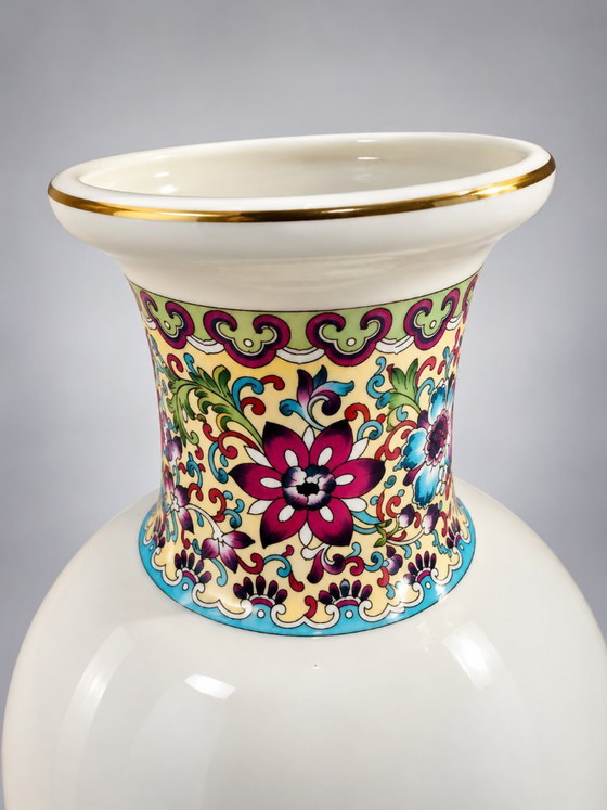 Elegant baluster porcelain vase, Jingdezhen, Polychrome decor and gilding, Ceramic, White, Aziatisch (photo 3 of 12)