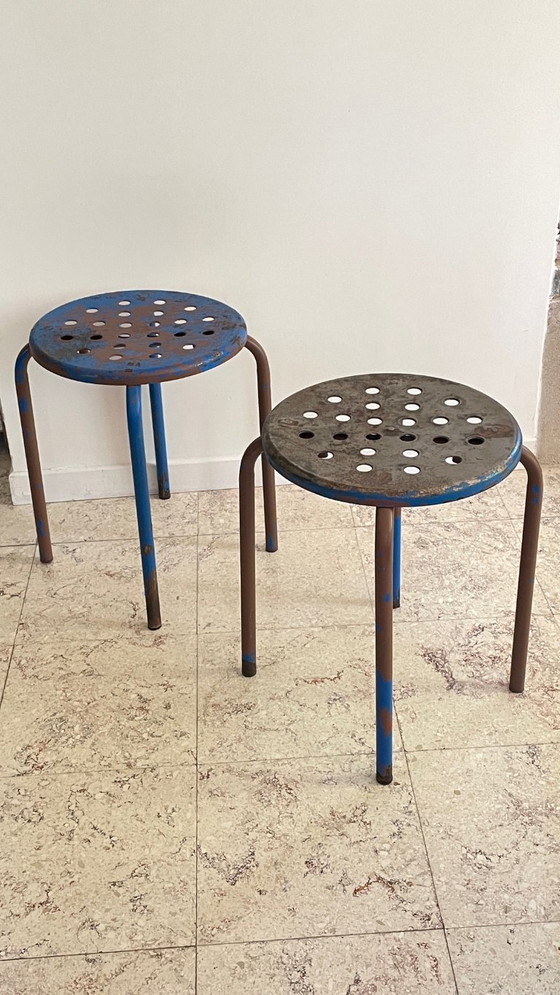 Image 1 of Paar industriële stalen PATINE TABOURETS Blauw & Chocolade VINTAGE
