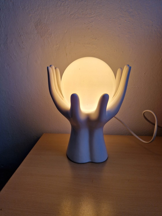 Image 1 of Bijzondere tafellamp handen met bol vintage design