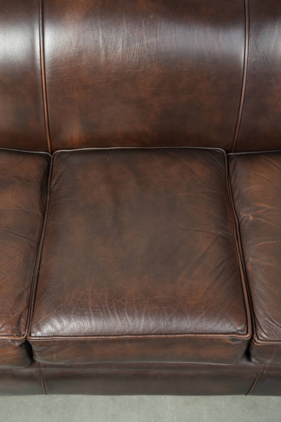 Lussuoso divano Chesterfield in morbida pelle bovina marrone, dal look inglese senza tempo. – Divani 2 posti (photo 6 of 16)