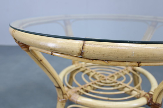 Image 1 of Table ronde en rotin italien des années 1960 avec plateau en verre