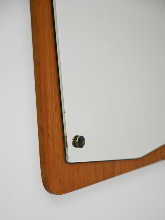 Image 1 of Zweedse teakhouten spiegel met gevormd glas