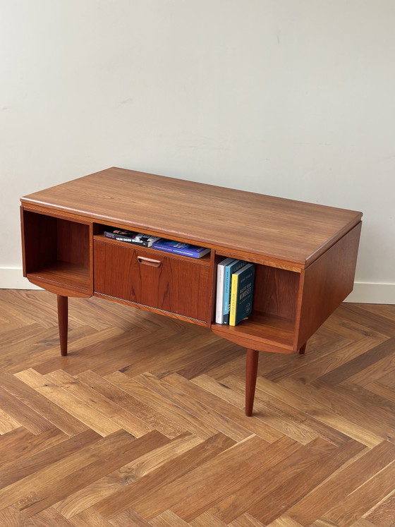 Image 1 of Scrivania dal design vintage in legno di teak danese, anni '50/'60/'70