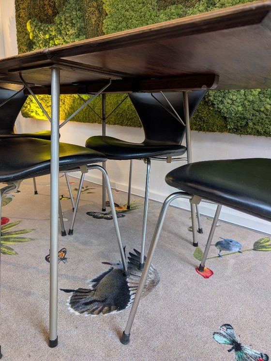 Image 1 of Tavolo Arne Jacobsen 3601 + 4 sedie Butterfly 3107 | Prima edizione