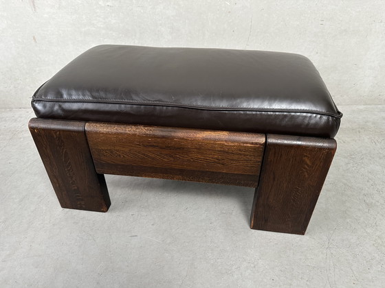 Image 1 of Vintage Leolux bruinkleurige lederen/eiken ‘Lounge chair and ottoman’ van Harry de Groot - 1970