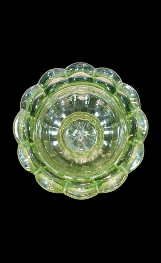 Image 1 of Uran Glasvase Art Déco 1930 – fluoreszierendes Pressglas – Uranium Glass Vase Art Deco 1930s