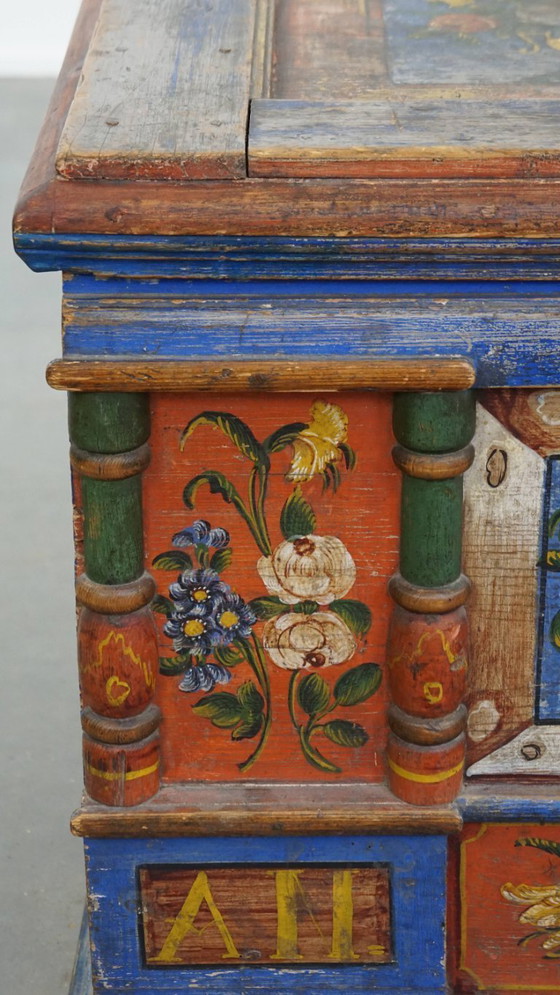 Image 1 of Le coffre de mariée/table basse antique peint à la main du 19e siècle