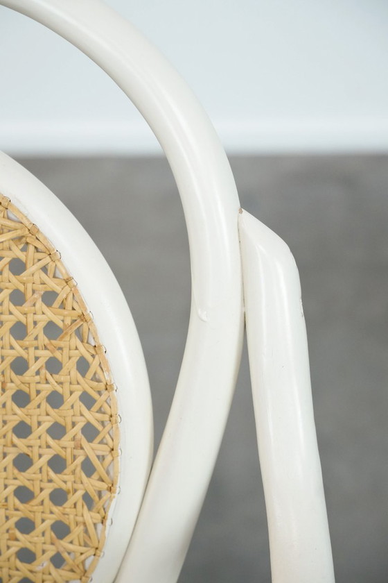 Image 1 of Sedia da bistrot bianca vintage con braccioli in stile Thonet