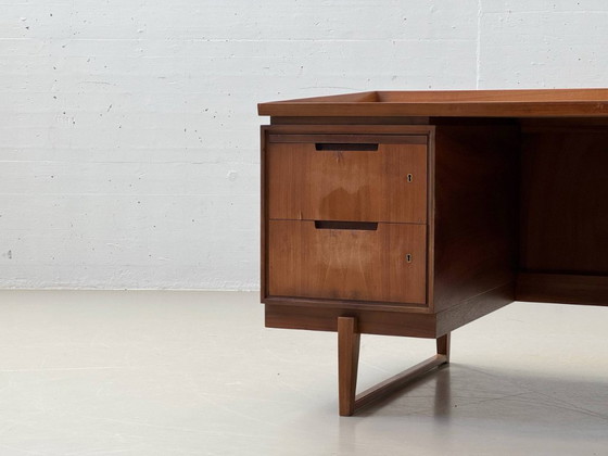 Image 1 of Elegante escritorio de mediados de siglo en nogal, década de 1960.