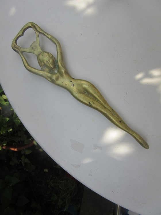 Image 1 of Vintage messing flesopener met pin-up afbeelding van een naakte vrouw (MCM).
