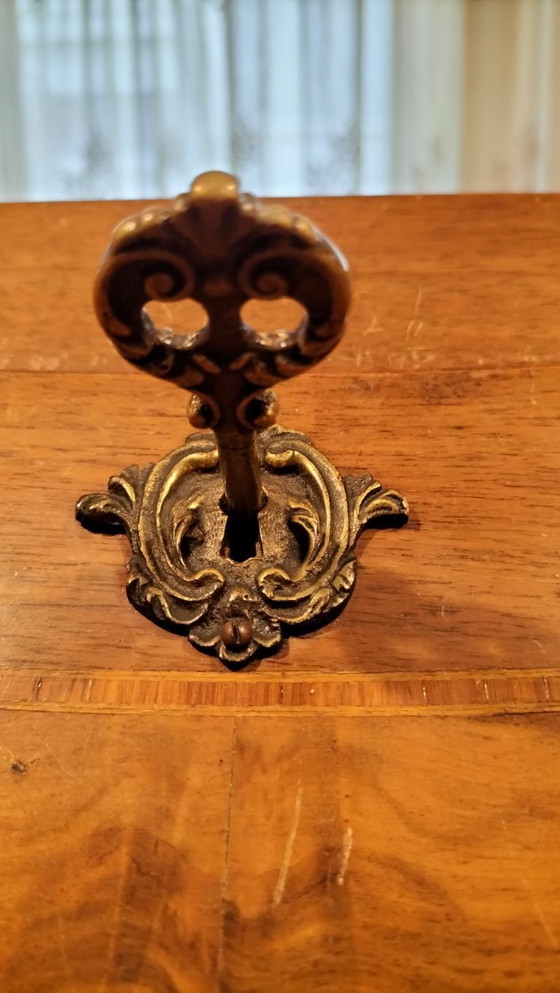 Image 1 of Escritorio estilo Luis XV con marquetería fina y carpintería de cola de milano