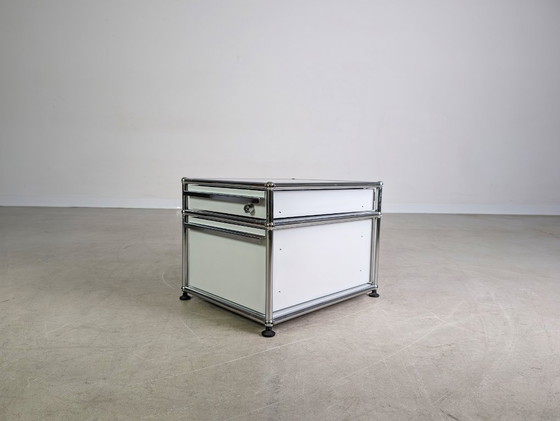 Image 1 of Conteneur de bureau USM Haller, armoire de bureau design blanche, petit modèle Fritz