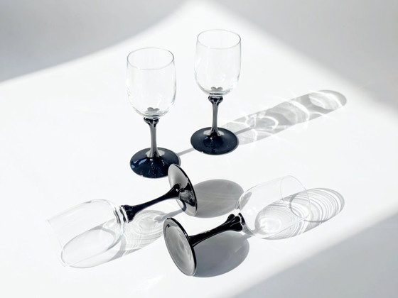 Image 1 of Set di 4 bicchieri da vino Vintage Luminarc Veronese | Vetro trasparente con piedini neri a petali | Francia anni '70