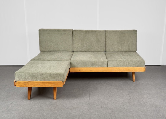 Vintage Hoekbankbed met Ottoman, jaren 60, Tsjecho-Slowakije – Tatra Nábytok, 3-5 zitsbanken, Textiel, Hout (photo 2 of 15)