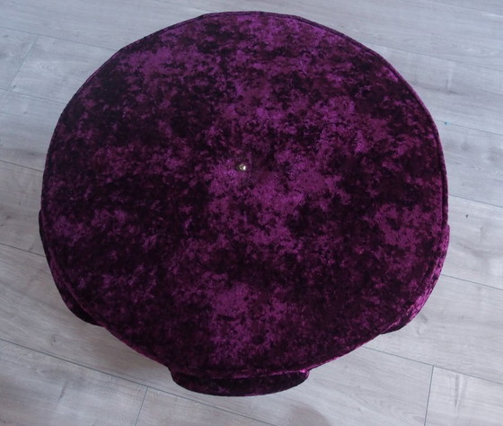 Image 1 of Couchtisch und zwei Thronsessel aus lila-fuchsiafarbenem Samt von BRETZ