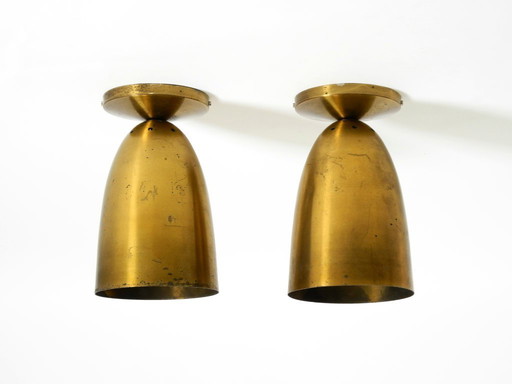 Une paire de grands plafonniers originaux en laiton, de style moderne du milieu du siècle.