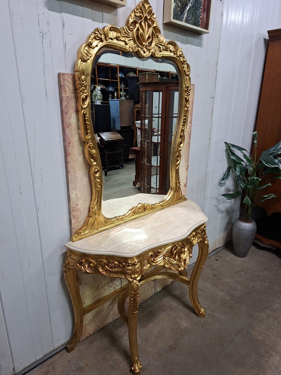 Image 1 of Table d'appoint classique dorée avec miroir, console, coiffeuse avec plateau en marbre et support de miroir assorti.