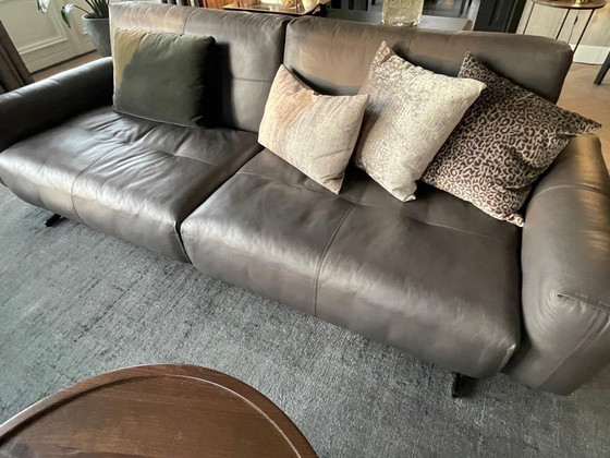 Image 1 of Rolf benz Chocolade lederen bank  254 cm met extra dipe zit  en in delen verstelbare leuning wordt geleverd met comfortabel rug 