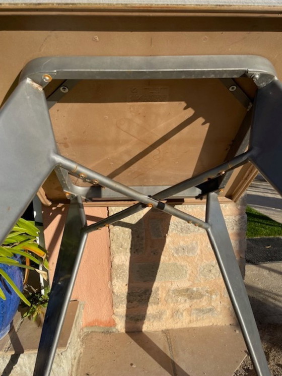 Image 1 of Sockeltisch, entworfen von Jean Prouvé, mit Beinen in Form von Flugzeugflügeln