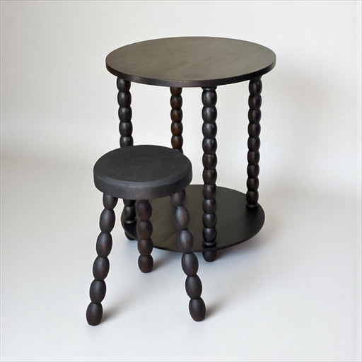 Ensemble table d'appoint et 2 tabourets, bois teinté noir Circa 1950