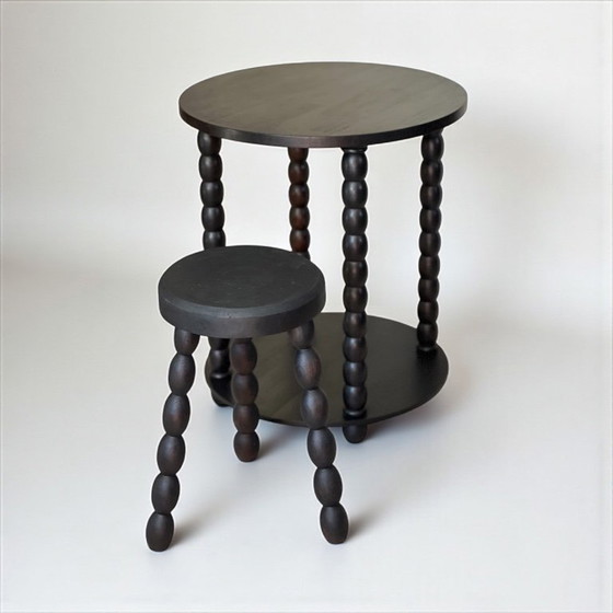 Image 1 of Ensemble table d'appoint et 2 tabourets, bois teinté noir Circa 1950