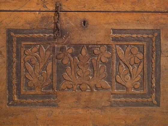 Coffre ancien avec motifs floraux gravés (c.1850) #14 – Commodes, Rustic (photo 33 of 40)