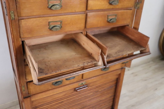 Image 1 of Archiefkast met 18 laden en luikdeur in eikenhout, Italië jaren 20