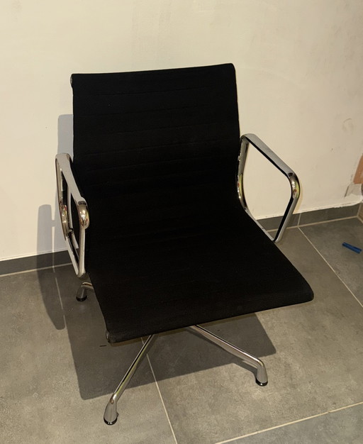 Eames aluminum chair Herman Miller Vitra EA107 – bureaustoelen, Textile, Aluminium (photo 2 of 7)