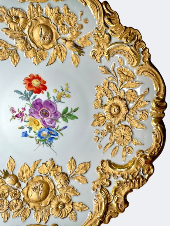 Image 1 of Vintage Meissen porseleinen bord met bloemmotief en verguldsel - Duits Leuteritz E.A. porseleinen tafelstuk in rococostijl