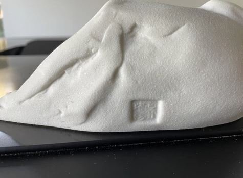 Image 1 of Escultura estilizada de una mujer reclinada